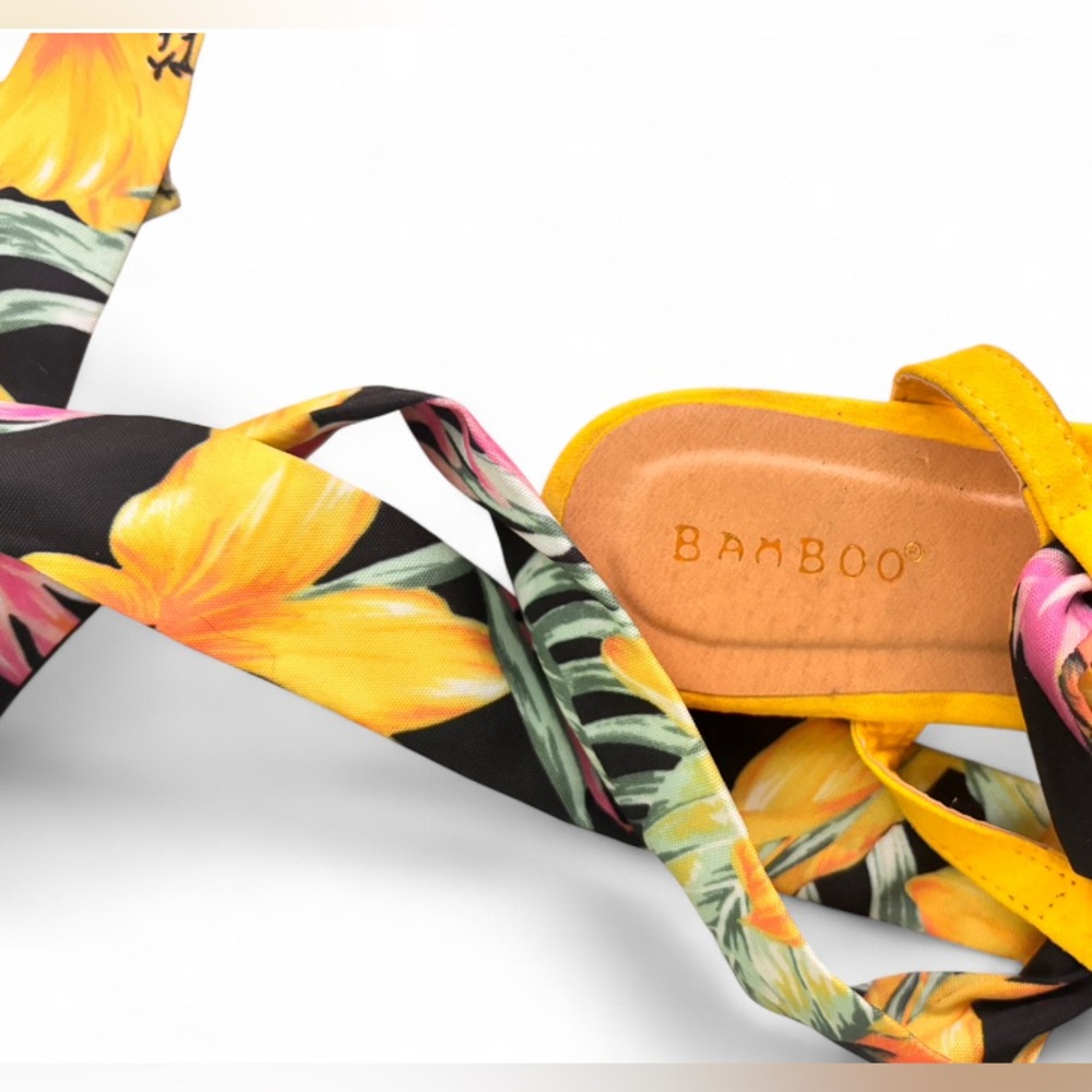 Bamboo Yellow and Tan Sandals with Floral Hibiscus Straps Women’s Size 8 - Picture 2 of 4